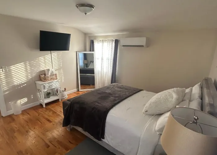 Chic Modern Bedroom 5 Mins From Jfk